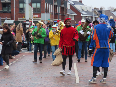 912289 Afbeelding van enkele Pieten, assistenten van Sinterklaas en de feestband van de muziekvereniging 'De Bazuin De ...